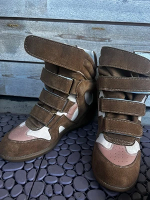 Liknar Isabel Marant skor - Skor jag köpte på vinted,tveksam om dom är original.storlek 39,nya.stora för mig,behöver  storlek 37.5-38