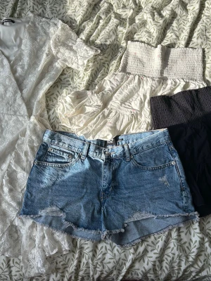 Paket med flera klädesplagg - Säljer just nu en massa paket med 10 st klädesplagg eller fler. Allt ska bort! Varierande storlekar S-L. OBS!! Det kan förekomma katthår på kläderna..