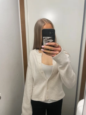 Helt ny kofta - HELT NY kofta, användes för första gången när bilderna togs. Säljer för jag ångrar mig! Köptes för 449kr i butik på Drottninggatan! Suuuuper mjuk & skön!