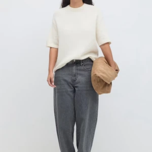 Vit stickad tröja från Gina Tricot 💗 - Superfin, stilren,  snygg stickad kortärmad tröja från Gina Tricot. Använd ett fåtal gånger, är i jättefint skick!