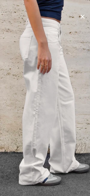 Subdude  - Vita Subdude jeans som är slutsålda, st 36. Men små i storlek så skulle säga 34. Jättebra skick, använt 1 gång. Säljer pga att dom inte passar. Nypris ca 800. Skriv gärna vid frågor💛