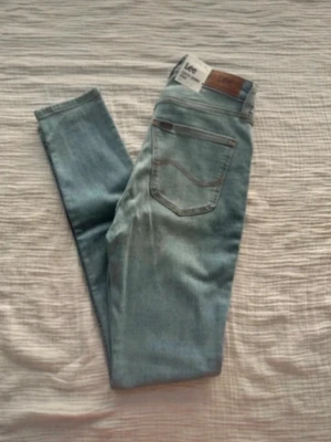Nya Lee-jeans - Skinny Lee Jeans storlek 25 (w 25/ l 31) Nya / oanvända /med prislapparna kvar på Jättefina slim jeans med hål vid knäna, rippade jeans. Fin ljusblå färg. Skinny Lee-jeans  Super skinny high - Ivy - Lee Jeans  #vardagsstil #trending #tiktokstyle #tiktoktrend #jeans #denim #realdenim #realjeans #leejeanswomens #leejeans #bluejeans #blåjeans #rippedjeans