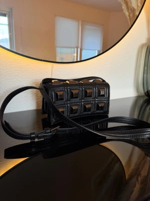 Handväska - Zara - Liten svart crossbody från Zara. Använd men i fint skick! 