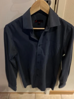 Mörkblå skjorta  - Stilren mörkblå skjorta från Dressman. Passar perfekt över en t-shirt eller annan skjorta inför vårdagar och kommande sommar!🔥😎