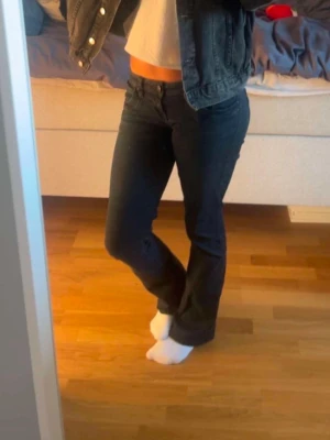 Mörkblåa LTB bootcut jeans med låg midja - Säljer ett par mörkblåa LTB bootcut jeans med låg midja och klassisk femficksmodell. Jeansen har raka ben som går ut lite nedtill och stängs med knapp och dragkedja. Perfekta till en avslappnad och trendig look.