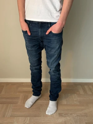 Replay anbass hyperflex - Säljer dessa sjukt feta replay anbass hyperflex jeansen som passar till allt! Fint skick, pyttelite slitna bak på rumpan. Storlek 31/32. Han på bild är 184 cm lång. Hör av er vid eventuella frågor/ fler bilder! 