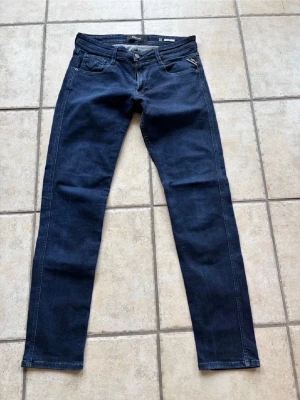 Mörkblå raka jeans från replay - Snygga mörkblå jeans från Replay med klassisk rak passform och fem fickor. Storlek W31 L32 enkela att styla.