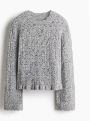 Grå virkad tröja  - Supersöt grå stickad tröja med detaljerat spetsmönster och rund hals. Tröjan har långa ärmar vida ärmar. Är från HM i storlek xs.
