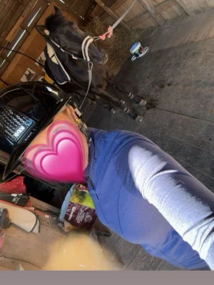  Kep Italia glossy hjälm med solskärm  - Snygg och modern svart glansig ridhjäl med solskärm . Perfekt för dig som vill ha stil på ridbanan. Jag köpte den i somras för 6000kr på svensk ridsport. 