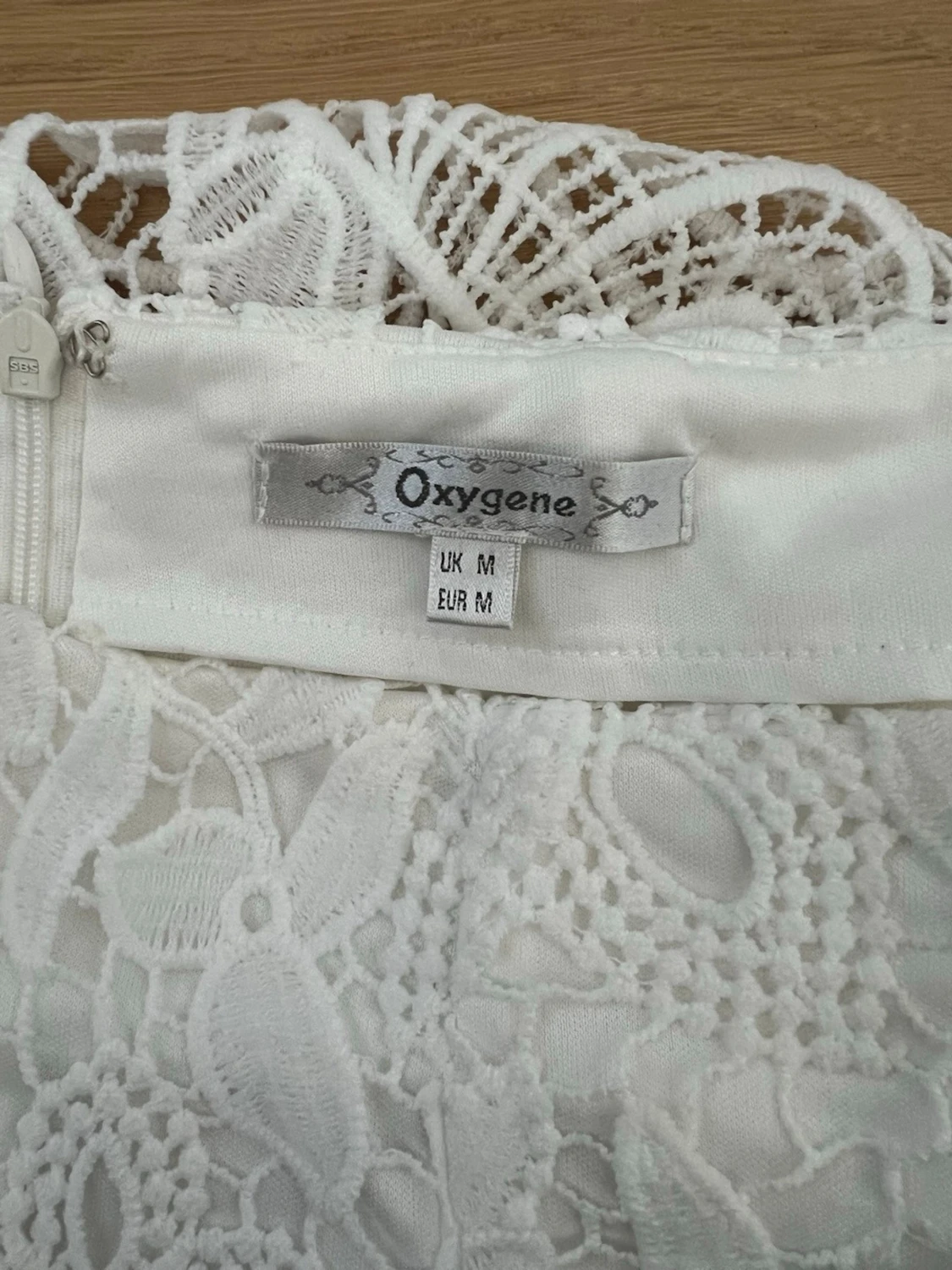 Vit spetskjol med blommigt mönster - 2