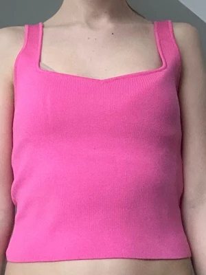 Rosa Zara topp - Säljer denna jättefina Zara topp, eftersom den inte kommer till användning. Den är i nytt skick och har bara använts ett fåtal gånger💕Skriv vid frågor eller om ni önskar fler bilder