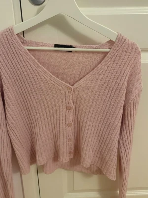 Rosa cardigan  - Rosa stickad topp från PLT storlek M