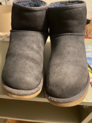 UGG australia - Unika mörkblåa uggs, de är riktiga Australia UGG i färgen mörkblå. Hör av er till mig om ni har några funderingar. Pris går att diskuteras😊