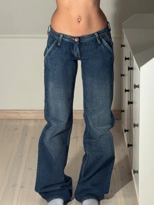 Lågmidjade baggy jeans  - Midjemått: 34cm. Innerbenslängd: 88cm. (Storlek 28, men uppskattas passa 26/27.) Kolla in min profil, följ för fler plagg🙌