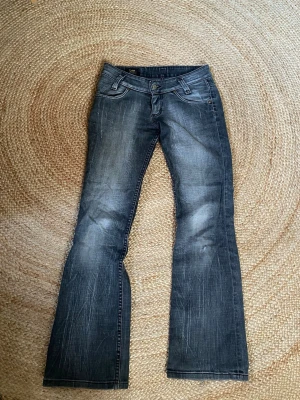 Grå bootcut jeans från Lee - Snygga grå bootcut jeans från Lee med slitningar!!Midjemått är 36 cm och Innerbenslångden är 78💗jag är 169 och dem är lite för korta för mig😫