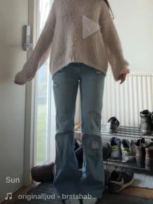 Blå bootcut jeans med slitningar - Säljer mina jätte snygga jeans som jag inte använder alls💕 jag är typ 160 och lite långa, köpta secondhand