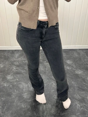 Svarta bootcut jeans med stretch - Säljer ett par svarta bootcut jeans med lätt tvättad look och stretchigt material. Passar perfekt för mig som har längd längd 32/ är 166 cm.