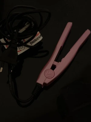 Rosa mini plattång - Säljer en liten och smidig plattång med sladd. Perfekt storlek för att ta med på resan eller ha i väskan. 