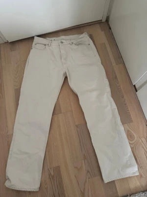 WEEKDAY jeans - Säljer ett par beiga jeans modell SPACE med rak passform. Det är storlek W/L 30/30 och har blivit något förkorta för mig som är 177cm.