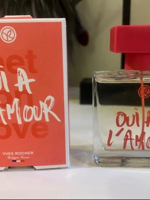 Yves Rocher Oui à l’Amour Eau de Parfum 50 ml – Oanvänd - Säljer Yves Rocher Oui à l’Amour 50 ml.  ✔ Köpt för ca 1 år sedan direkt från Yves Rochers officiella hemsida ✔ Kvitto och leveransbekräftelse finns ✔ Helt oanvänd – flaskan är 100% full ✔ Originalkartong medföljer ✔ Doften är utgången ur sortimentet (svår att få tag på)  Perfekt present eller för dig som älskar denna doft 💕  Pris: 350 kr Kan skickas eller hämtas.