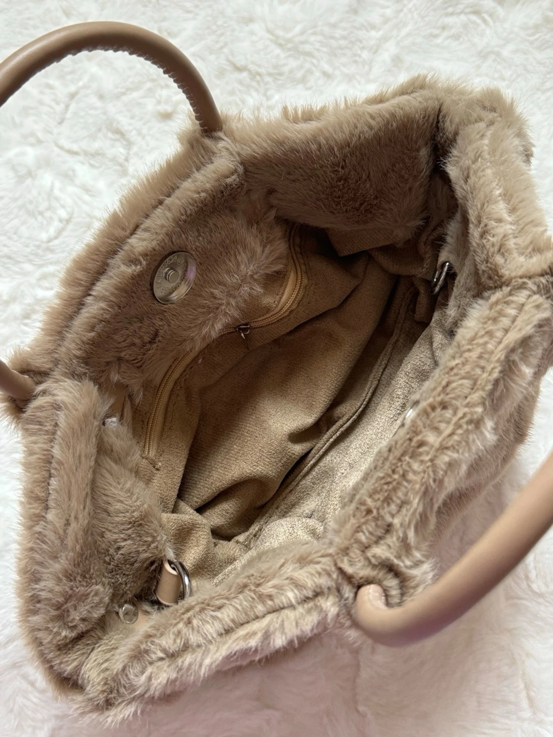 Beige fluffig handväska med handtag - 3
