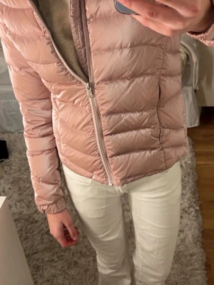 Colmar jacka  - Snygg ljusrosa dunjacka med quiltad design och dragkedja framtill. Jackan har en smal passform. Använd väldigt få gånger 
