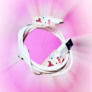 USB-C kabel med söta Hello Kitty kabelskydd! - Vit 1 m USB-USB-C kabel med söta kabelskydd med Hello Kitty-motiv. Nytt och oanvänt.