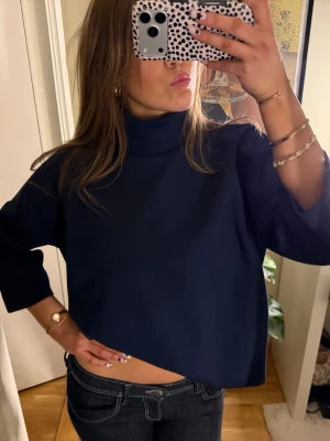 Mörkblå polotröja  - Säljer en mörkblå oversized polotröja med trekvartsärmar och hög krage från Carin Wester. (Jag har vikt upp tröjan på de två första bilderna)💕
