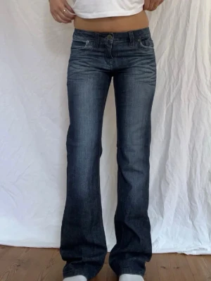 Lågmidjade jeans - Mörkblå Lågmidjade jeans💙 Midjemått: 39cm (rakt över) Innerbenslängd: 85cm  170cm på bilderna, storlek s-m skulle jag säga, inga defekter! 💕