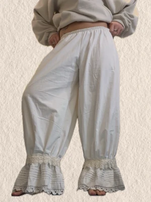 Vita vida byxor med spetsdetaljer - Säljer dessa unika byxor som är sydda med resor i midjan så dem passar flera storlekar ! Såg dessa på Pinterest och gjorde ett mönster! Sitter såhär på mig med storlek 42. Passar S-L.