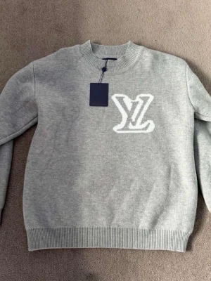 Louis vuitton tröja - Fin samt skön tröja, perfekt för våren och sena sommarkvällar 