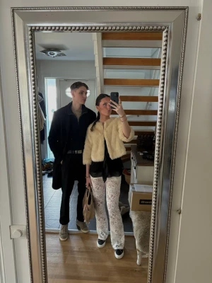 Trekvart jacka  - Säljer en superfin trekvartsärmad pälsjacka. Knappt använd och köpt för 599. Skriv för fler bilder eller prisförslag🩷