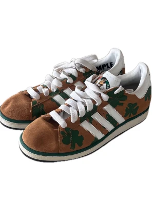 Adidas Celtics sneakers 2007 - De här är en adidas campus ll från 07-08. Använda men ändån fresh. Väldigt snygga och sjukt unika vintage skor. Hör av dig vid frågor! Us 9. Uk8 1/2. Fr 42 2/3. Utan original låda   