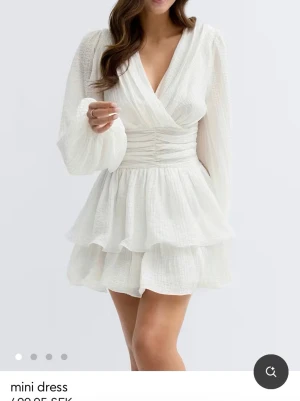 Gina tricot vit klänning - Slutsåld populär klänning fr Gina tricot. Nypris 499+ frakt. Prislapp sitter kvar! Pris kan diskuteras❣️