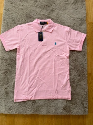 Ralph Lauren piké  - Mycket fin Ralph lauren rosa piké. Storlek M. Helt oanvänd. 
