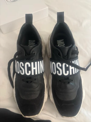 Svarta Moschino sneakers med logga - Storlek 44