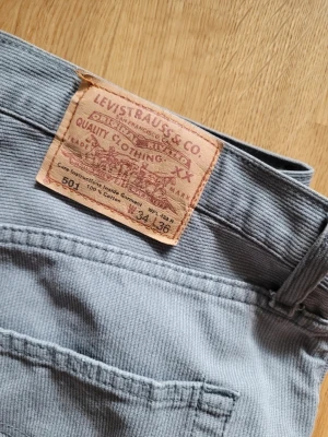 Retro Levi's 501 "corduroy" byxor - Säljer ett par klassiska Levi's 501 i ljusgrå färg. Riktiga retro byxor, har minst 15 år på nacken och har legat välförvarade och nedpackade på vinden. W34L36