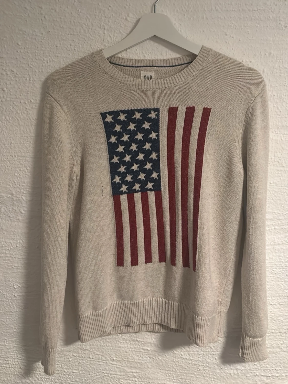 Beige stickad tröja med USA-flagga GAP
