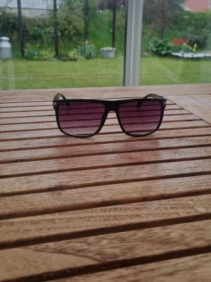 Rayban liknande solglasögon - Fräsha solglasögon till liten peng. För dig som vill ha ett par snygga glasögon för ett bra pris.  Liknar rayban boyfriend.Är det nåt ni undrar över skriv bara. Pris kan diskuteras. Fraktar inom 12 h