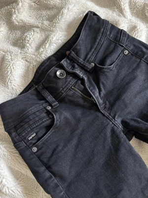 Svarta jeans från G-Star RAW - Snygga svarta jeans från G-Star RAW med klassisk femficksmodell och raka ben. Jeansen har silverfärgade detaljer och logotyp på fickan. Tillverkade i mjukt denimtyg som sitter skönt och passar till många olika stilar.