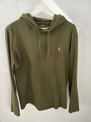 Ralph Lauren hoodie - En riktigt fet olivgrön tunnare hoodie från ralph lauren || perfekt nu i vår / sommar || Storlek xs || fint skick || hör gärna av er vid intresse! 