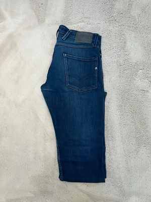 Replay anbass - Mörkblåa jeans från replay. Modell anbass | storlek 31/34 - men passar mig som har 30/32 | bra skick - en defekt, se bild 4 | hör av dig vid fundering! 