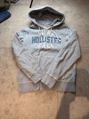 Sällsynt Hollister hoddie  - Superfint skick och en perfekt hoddie att ha nu till sommaren. Tveka ej på att ställa frågor 