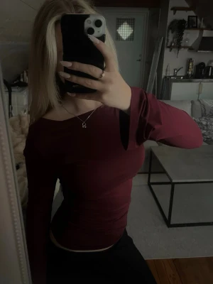 Tight tröja  - Vinröd tight tröja från Gina med utsvängda armar. Den har boatneck passform i kragen. Använd någon enstaka gång och är i nyskick storlek XS