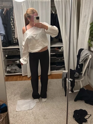 Svarta low waist kostymbyxor  - Jättefina raka lågmidjade kostymbyxor från madlady i storlek 34/tall. (Lappen är bortklippt) jättebra passform med stretchigt material. Säljer då de blivit för små för mig🌸