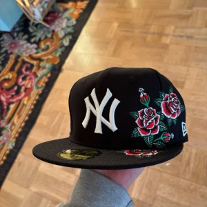 Custom New Era Fitted Cap - Kepsen är i 10/10 skick💫 - Storlek: 7 1/4 (57,7cm)