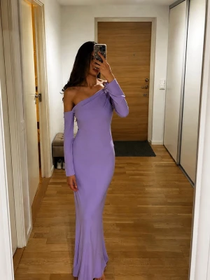 Lila oneshoulder långklänning - Mycket bra skick
