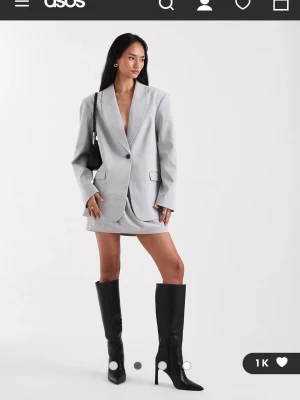 Ljusgrå oversized blazerklänning ASOS - Snygg ljusgrå kavaj från ASOS med oversized passform och djup v-ringning. Oanvänd med prislapp kvar💕nypris 640kr