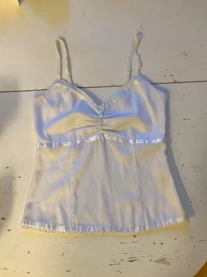 🍒Vit babydoll linnetopp i satin🍒 - 🍒U ARE LiKE A STAR🍒Sååå snygg babydoll linnetopp i matt satin med smala reglerbara axelband. Toppen har fina spetsdetaljer, glansiga pärlfärgade band, en smockad rygg och dragkedja i sidan. Perfekt till studenten eller skolavslutningen🍒