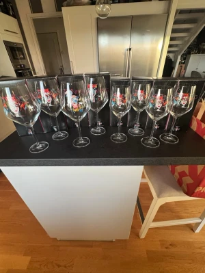8 färgglada vinglas Carolina Gynning - Säljer ett set med 8 vinglas från Carolina Gynning. 4 vitvins glas och 4 rödvins gals. Glasen är genomskinliga med unika, färgstarka motiv av ansikten och blommor tryckta på kupan. Perfekta för dig som gillar konstnärlig design och vill ha något som sticker ut på bordet. Materialet är glas.  Ny pris: 2392